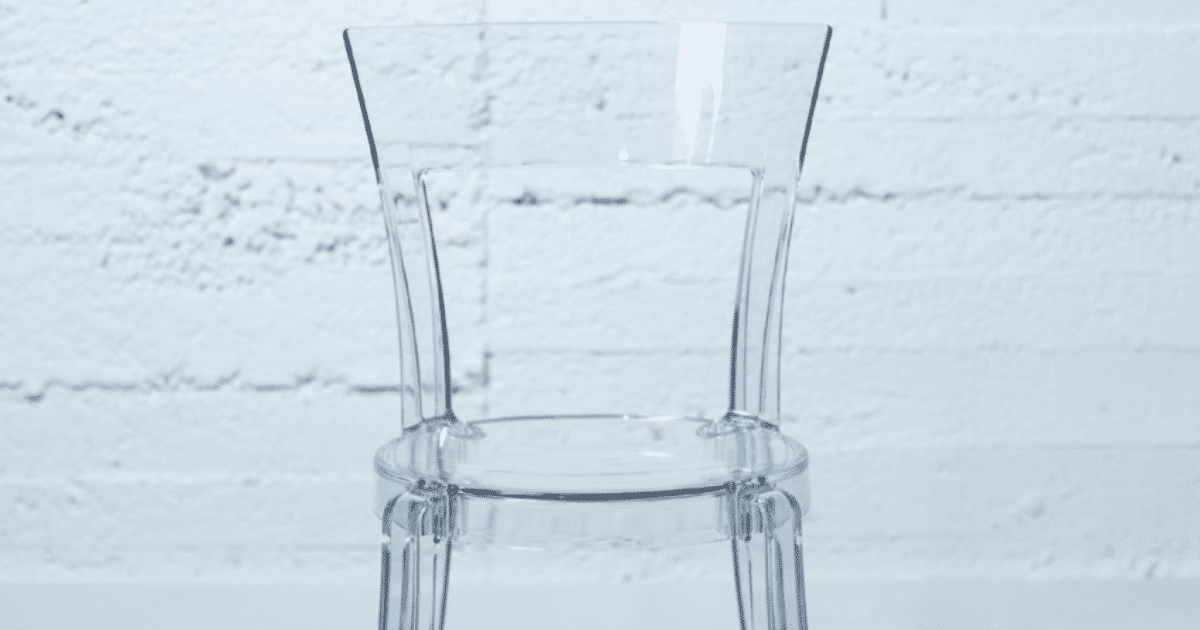 Silla de metacrilato transparente y vacía simbolizando la verdad y la transparencia