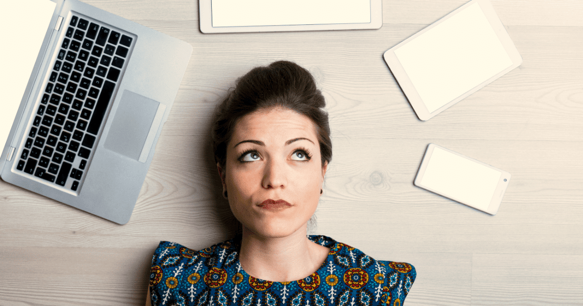 Mujer relajada con portátil, móvil y tablet para generar ideas de blog de ONG