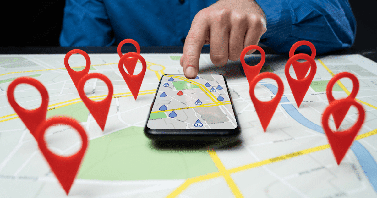 Móvil con iconos de ubicación de Google Maps y un mapa geolocalizado