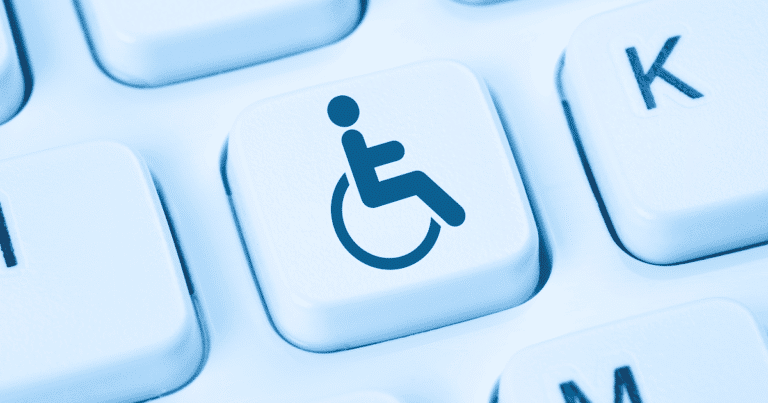 Tecla de ordenador con el icono universal de accesibilidad (silla de ruedas)