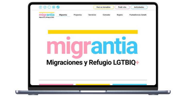 Un ordenador portátil abierto mostrando la web de Migrantia, destacando su sistema de citas para salud sexual y su alto rendimiento técnico de 96/100 en Google PageSpeed.