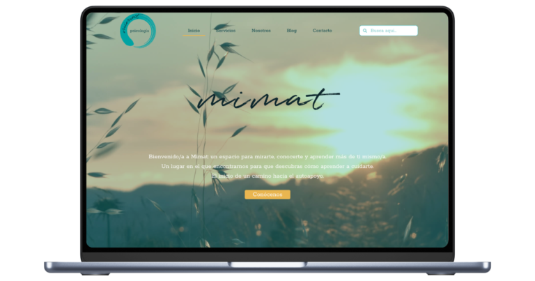 Un ordenador portátil abierto mostrando la página de inicio de Mimat Psicología, destacando su diseño sereno y su sección de blog profesional.