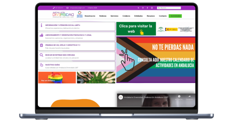 Un ordenador portátil mostrando la página principal de la web de Andalucía Diversidad LGTB, destacando su diseño accesible, el menú de servicios y el mapa de recursos para el colectivo.