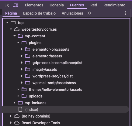 Captura de pantalla del Inspector de fuentes de un navegador mostrando la estructura de carpetas de WordPress dentro de wp-content/plugins para detectar herramientas instaladas.