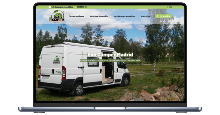 Un ordenador portátil mostrando la web corporativa de Eco Camper Madrid, centrada en la transformación de furgonetas a medida con un diseño limpio y galerías de proyectos profesionales.