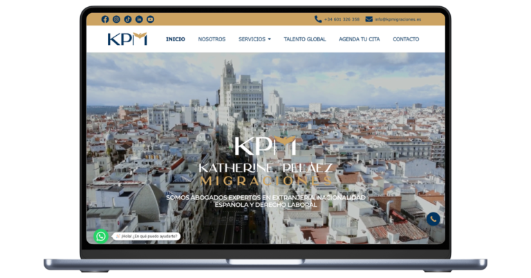 Un ordenador portátil abierto mostrando el portal de KPMigraciones, destacando su sistema automatizado de gestión de leads y su diseño profesional enfocado en el asesoramiento legal migratorio.