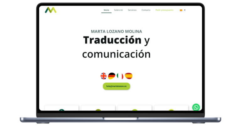 Un ordenador portátil abierto mostrando la web de Marta Lozano Molina, destacando su diseño elegante, tipografía refinada y una arquitectura multilingüe optimizada para servicios de traducción profesional.
