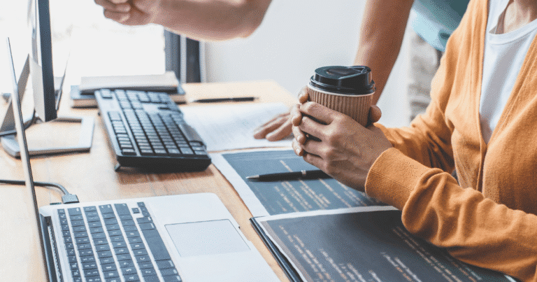 Expertos en WordPress trabajando en el desarrollo de una web a medida con código limpio y arquitectura optimizada.