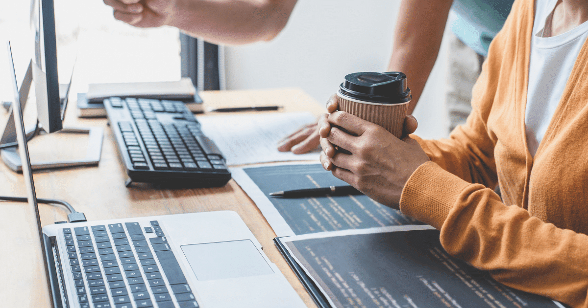 Expertos en WordPress trabajando en el desarrollo de una web a medida con código limpio y arquitectura optimizada.