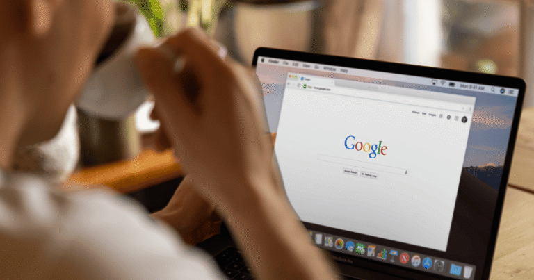 Persona analizando los resultados del buscador Google en un portátil tras el Spam Update de junio de 2026.