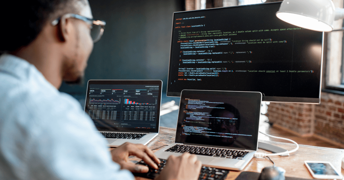 Desarrollador web trabajando en la optimización de código y tareas programadas Cron en WordPress.